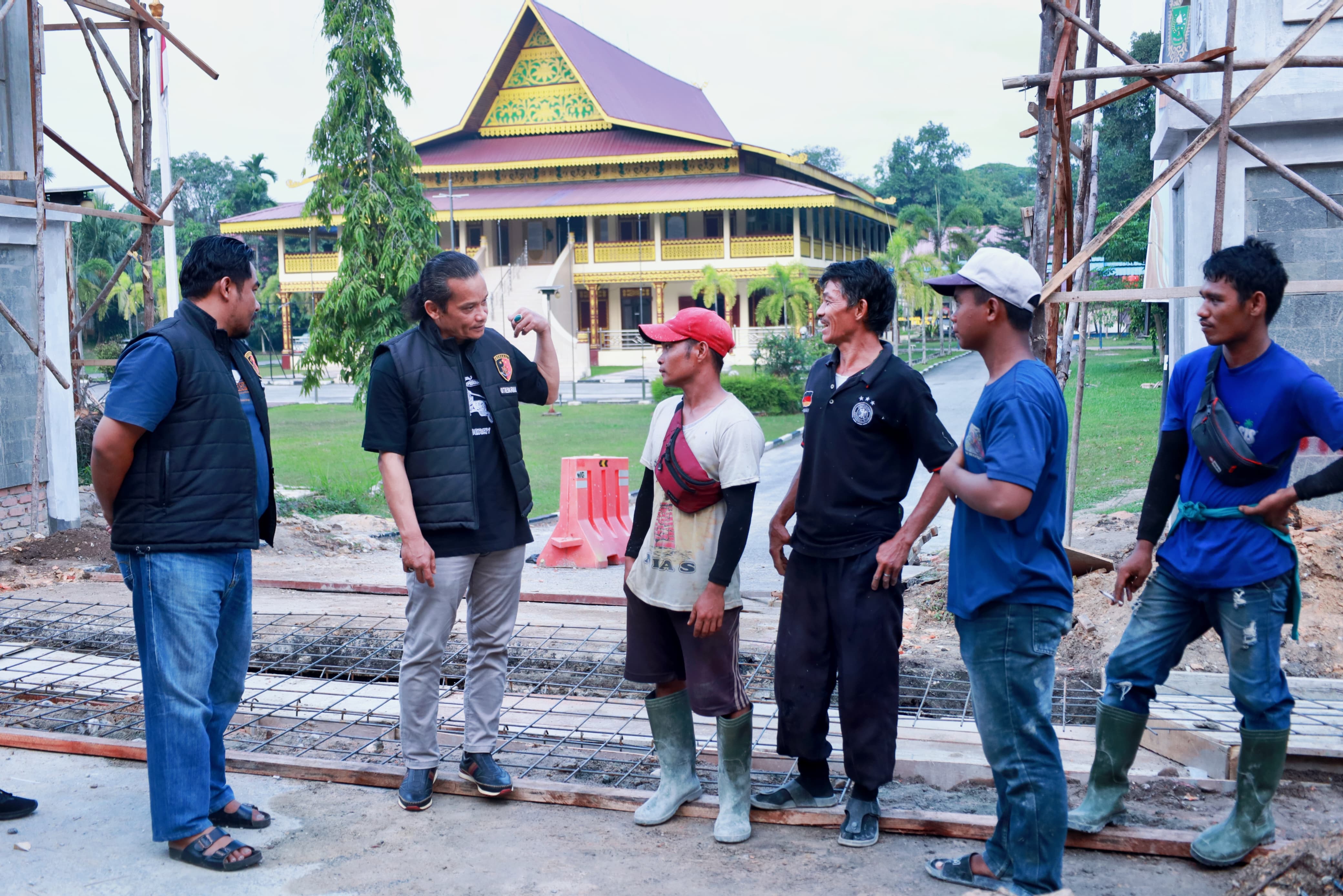 DITRESKRIMUM POLDA RIAU LAKSANAKAN COOLING SYSTEM DENGAN SAMBANGI PARA PEKERJA PERBAIKAN JALAN DI KOTA PEKANBARU 