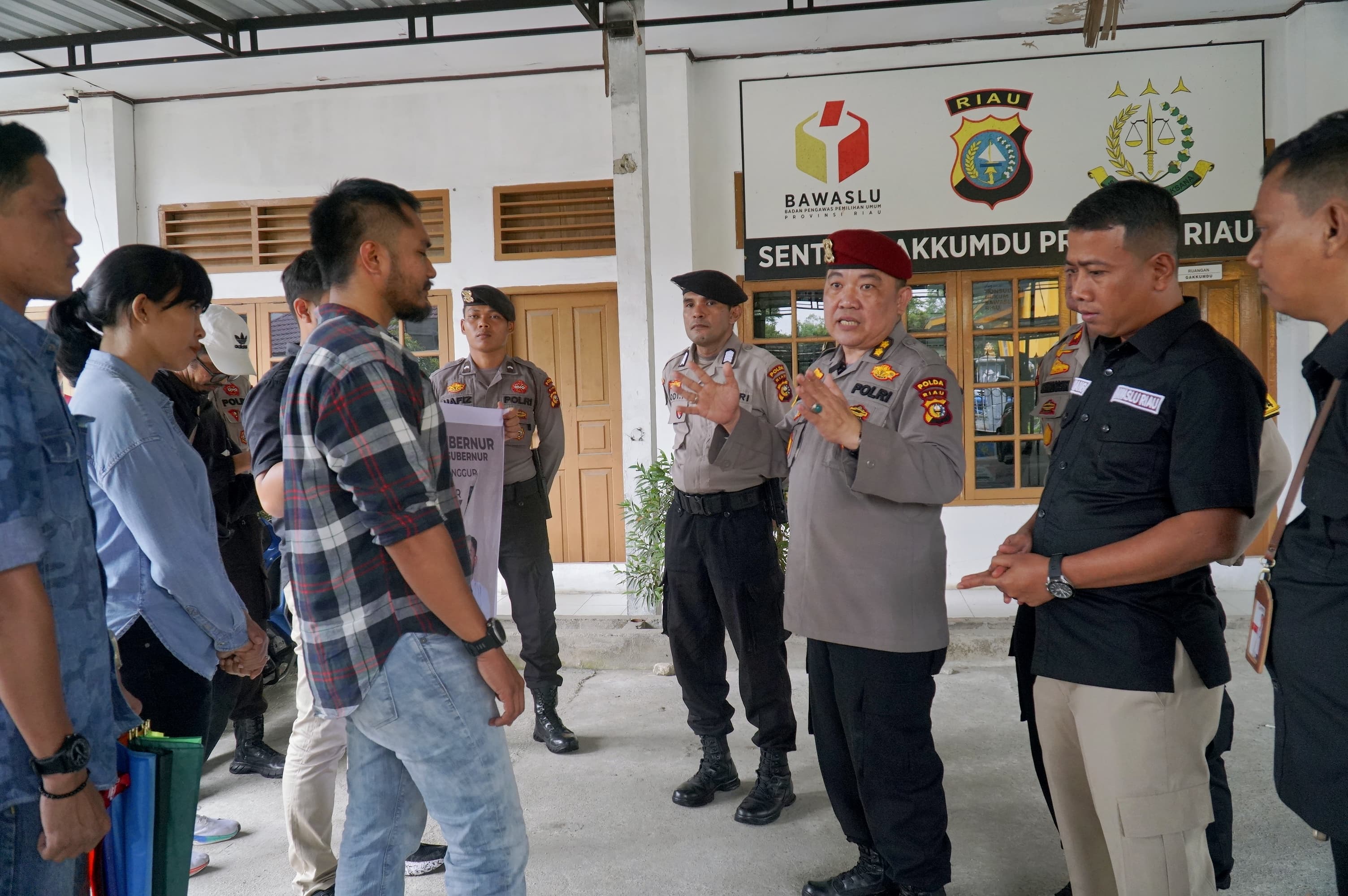 DITRESKRIMUM POLDA RIAU BESERTA UNSUR SENTRA GAKKUMDU PROVINSI RIAU MELAKSANAKAN SIMULASI PENANGANAN LAPORAN TENTANG DUGAAN TINDAK PIDANA PEMILIHAN GUBERNUR, BUPATI DAN WALIKOTA