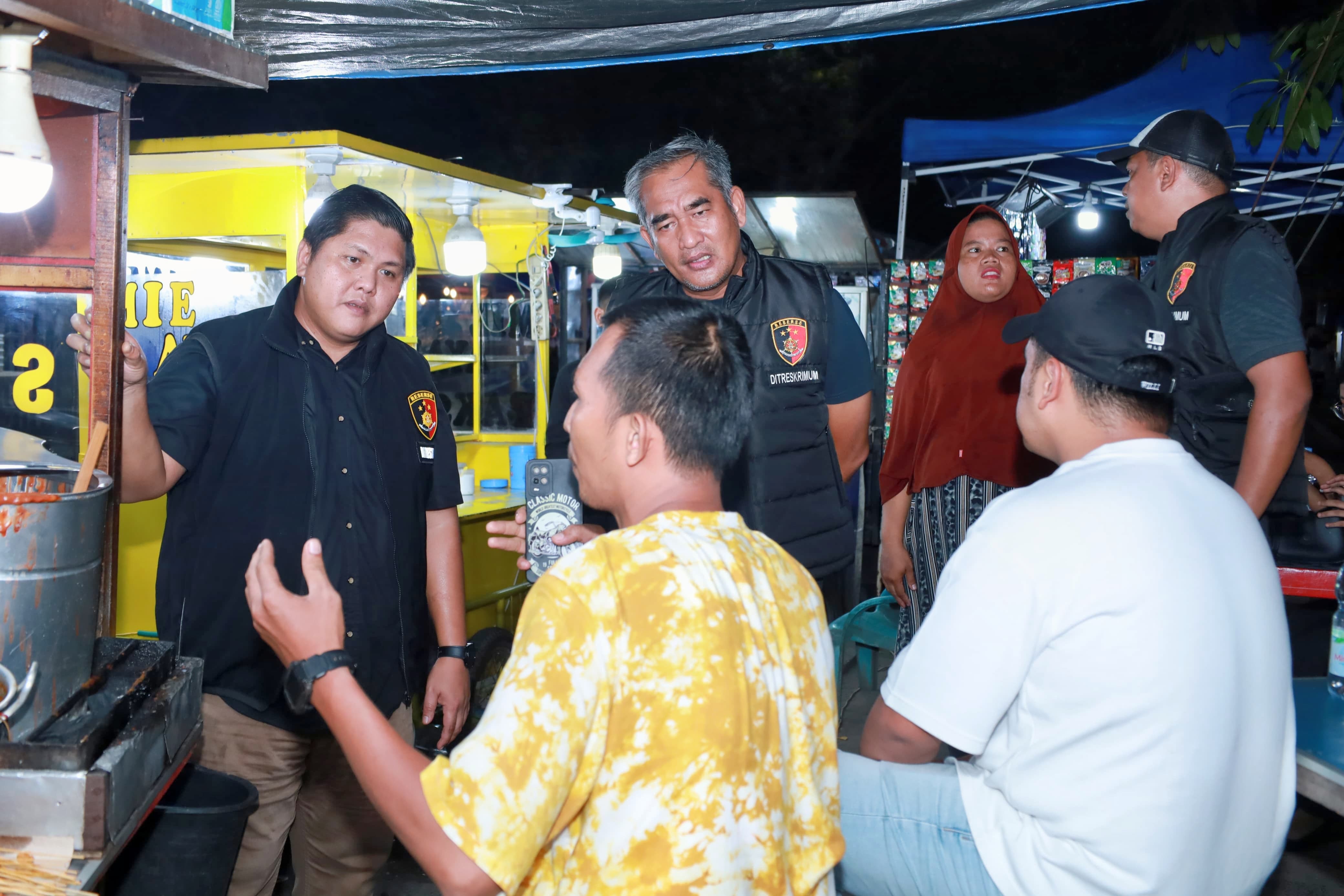 DITRESKRIMUM POLDA RIAU TURUN LANGSUNG KE TKP KERIBUTAN ANTAR PEDAGANG UMKM JALAN CUT NYAK DIEN KOTA PEKANBARU YANG VIRAL DI SOSMED