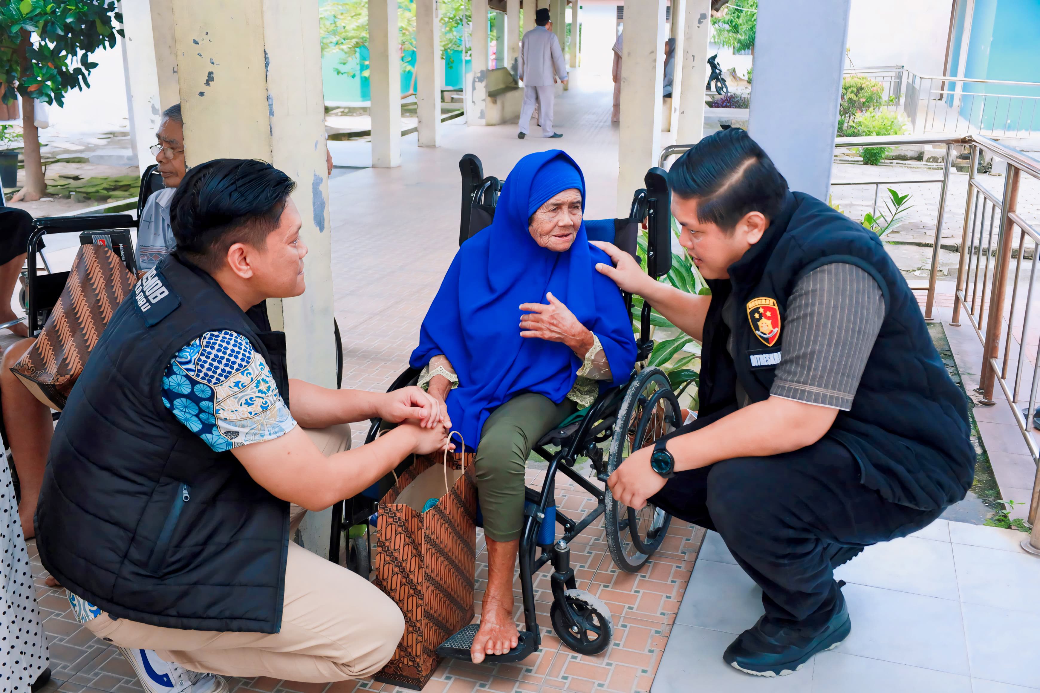 DUA PERWIRA POLISI POLDA RIAU TERTANGKAP KAMERA SEDANG MENGHIBUR SEORANG LANSIA DI PANTI SOSIAL