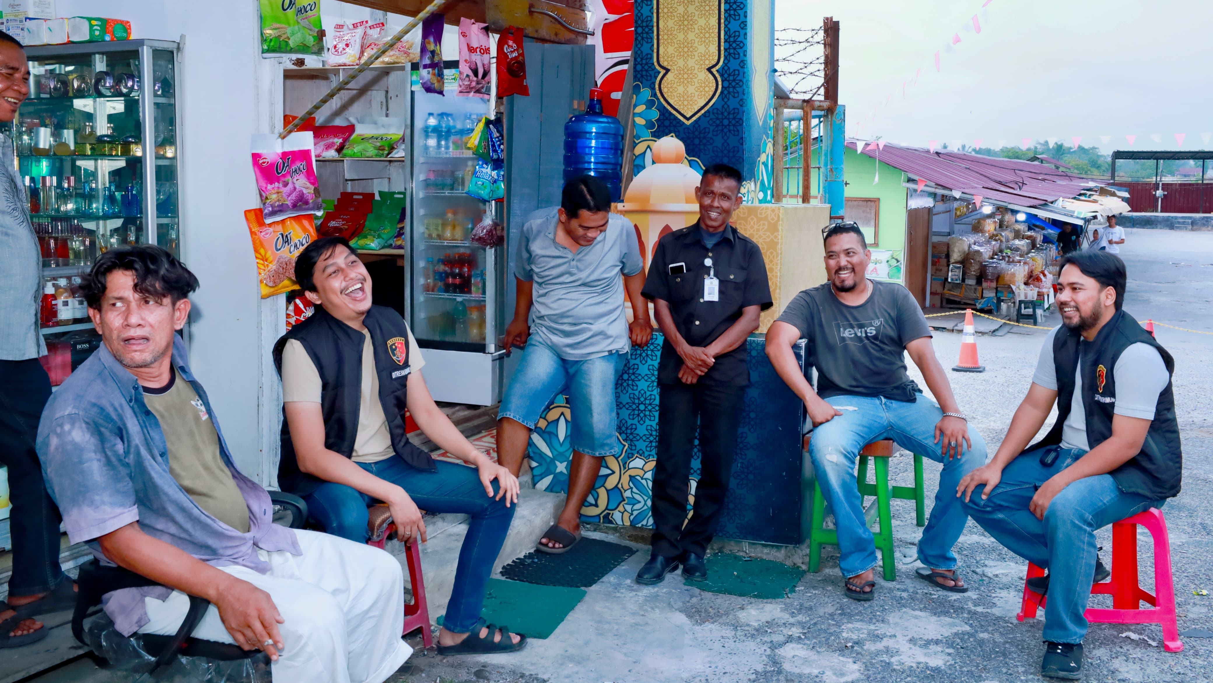 CIPTAKAN RASA AMAN KEPADA MASYARAKAT, PERSONEL DITRESKRIMUM POLDA RIAU KUNJUNGI PASAR TRADISIONAL