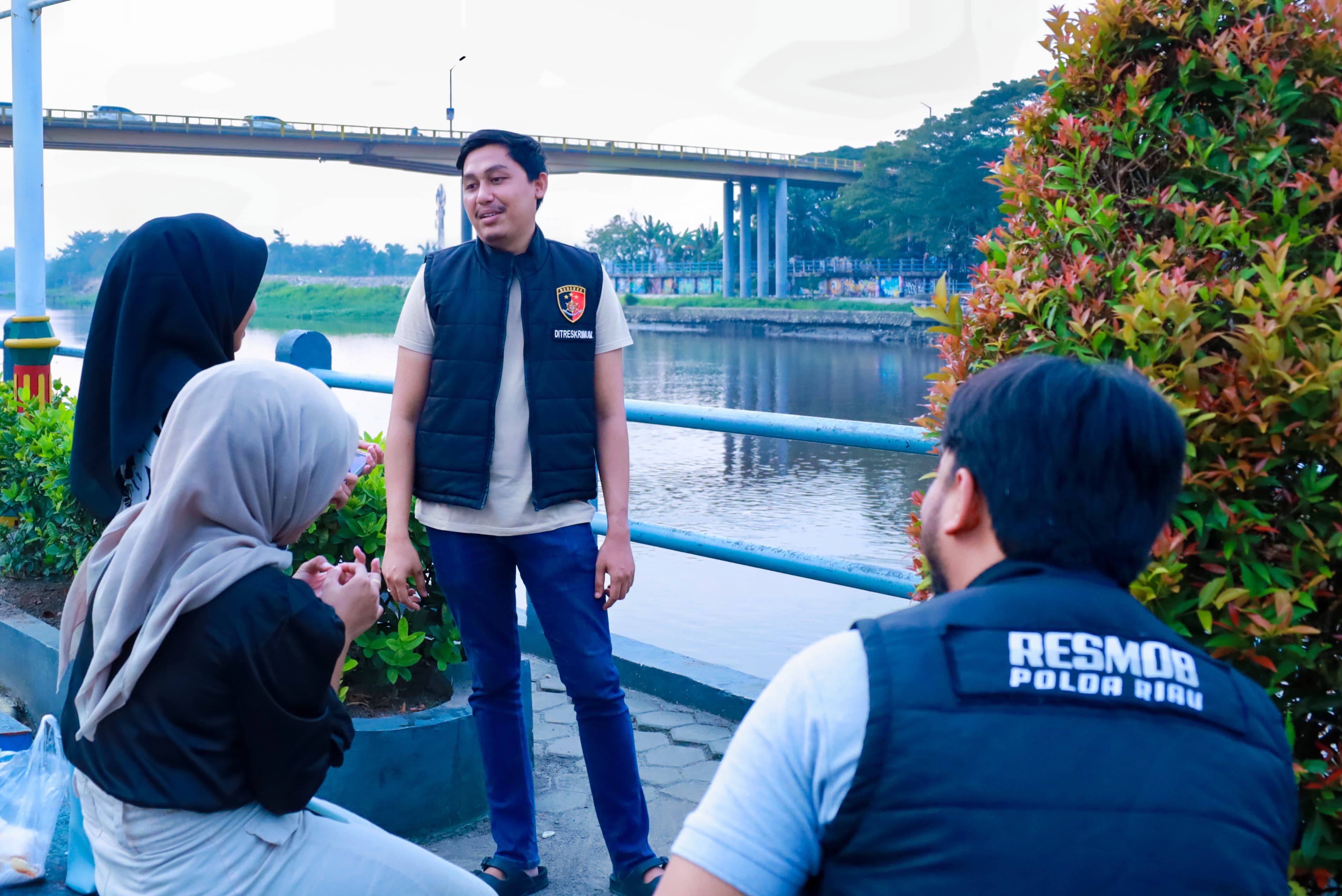 DENGAN SIKAP HUMANIS, PERSONEL DITRESKRIMUM POLDA RIAU BERIKAN RASA AMAN KEPADA PENGUNJUNG OBJEK WISATA TUAN KADI