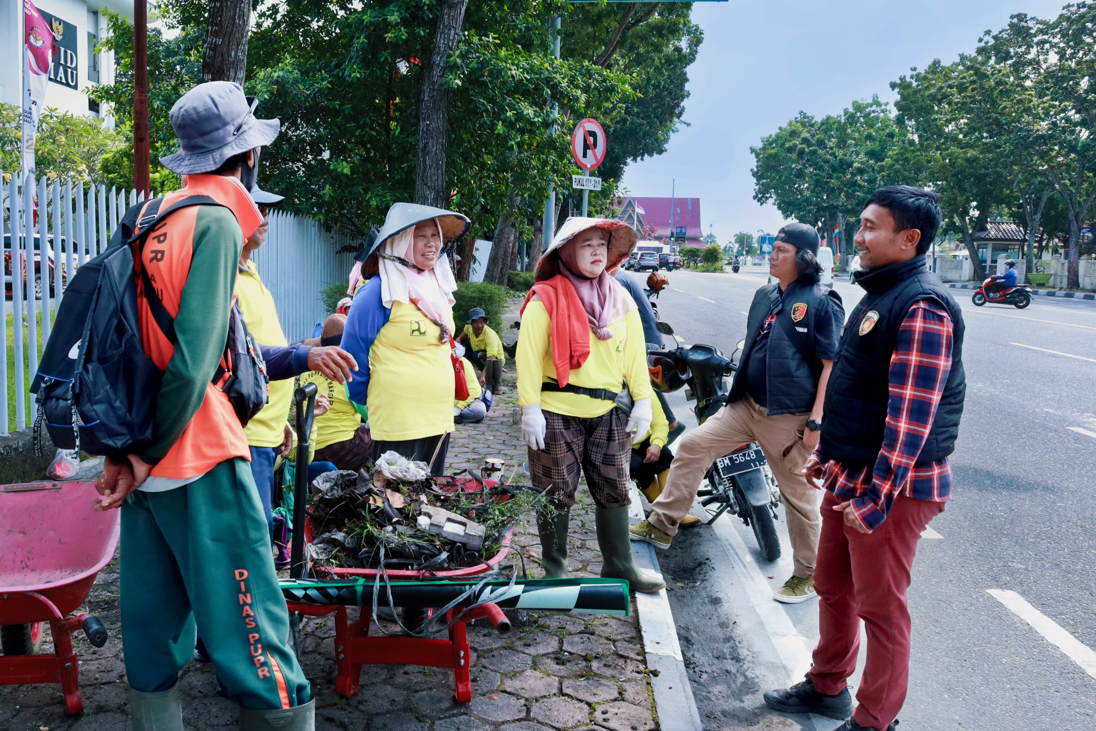 "PAK POLISINYA RAMAH & HUMORIS" UNGKAPAN SEORANG PETUGAS KEBERSIHAN KEPADA PERSONEL DITRESKRIMUM POLDA RIAU
